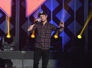 Member Backstreet Boys Ngamuk Ada Lansia Nyelonong Masuk Pantai Pribadinya