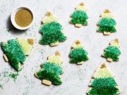 Yuk, Hias Cookies Natal dengan Gula Pasir Berwarna Gradasi dan Lelehan Cokelat Putih