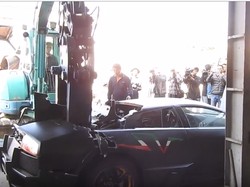 Pakai Pelat Nomor Palsu, Lamborghini Dihancurkan Pakai Ekskavator