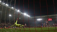 Fabregas mencetak gol melalui tendangan mendatar yang terukur. Reuters/Lee Smith.