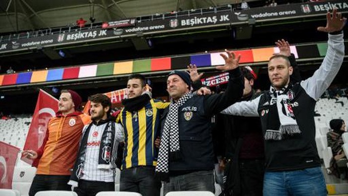 Aksi Solidaritas Fans Klub-Klub Turki Usai Insiden Bom di Stadion Besiktas