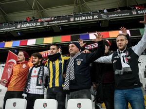Aksi Solidaritas Fans Klub-Klub Turki Usai Insiden Bom di Stadion Besiktas