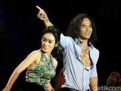 Kolaborasi Slank dengan Cita Citata dan Wizzy Goyang Penonton HUT Transmedia