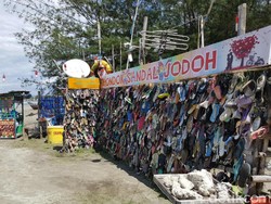 Temukan Pasanganmu di Pantai Sandal Jodoh