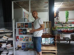 Tak Hanya Belanja, di Warung Ini Anda Juga Bisa Baca Buku Gratis