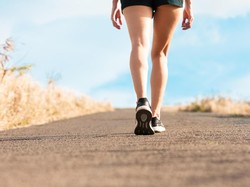 Tips Memaksimalkan Pembakaran Kalori Saat Jalan Kaki