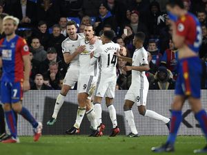 Gol Pogba dan Ibrahimovic Bawa MU Taklukkan Palace