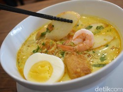 Kedai Mamaku: Hangatkan Tubuh Malam Ini dengan Semangkuk Laksa dan Mie Hitam Racikan Mama
