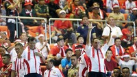 Ketua Umum PSSI Edy Rahmayadi bersama Wapres Jusuf Kalla menyapa para supporter Indonesia.