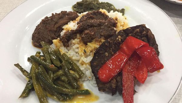 Lamaknyo Rendang Berbumbu Pekat Gurih di RM Padang Legendaris Ini