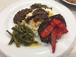 RM Surya: Saat Rendang Daging Legendaris Berbumbu Pekat Diaduk dengan Nasi Hangat, Lamak Nian!