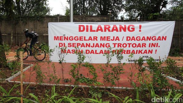Spanduk Larangan Berjualan di Kawasan Senayan