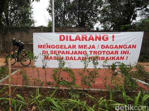 Spanduk Larangan Berjualan di Kawasan Senayan