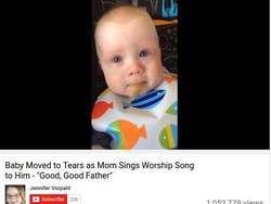 Hiks! Ketika Bayi Terharu Mendengar Lagu Mellow yang Dinyanyikan Ibunya