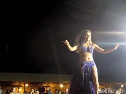 Seksi! Nonton Tari Perut di Gurun Pasir