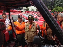 Menteri LHK Serahkan 6 Ribu Peralatan Pemadam Kebakaran untuk 7 Provinsi