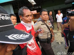 Setelah Sepuluh Jam Panjat Baliho, Agustinus Akhirnya Turun