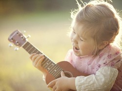 Menyikapi Anak-anak yang Senang Menyanyikan Lagu-lagu Orang Dewasa