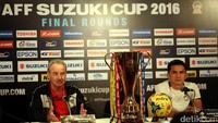 Pelatih Indonesia Alfred Riedl (kiri) dan pelatih Thailand Kiatisuk Senamuang (kanan) menggelar jumpa pers sehari jelang final leg kedua.