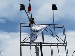 Pria yang Panjat Baliho di Kebon Jeruk Adalah Agustinus