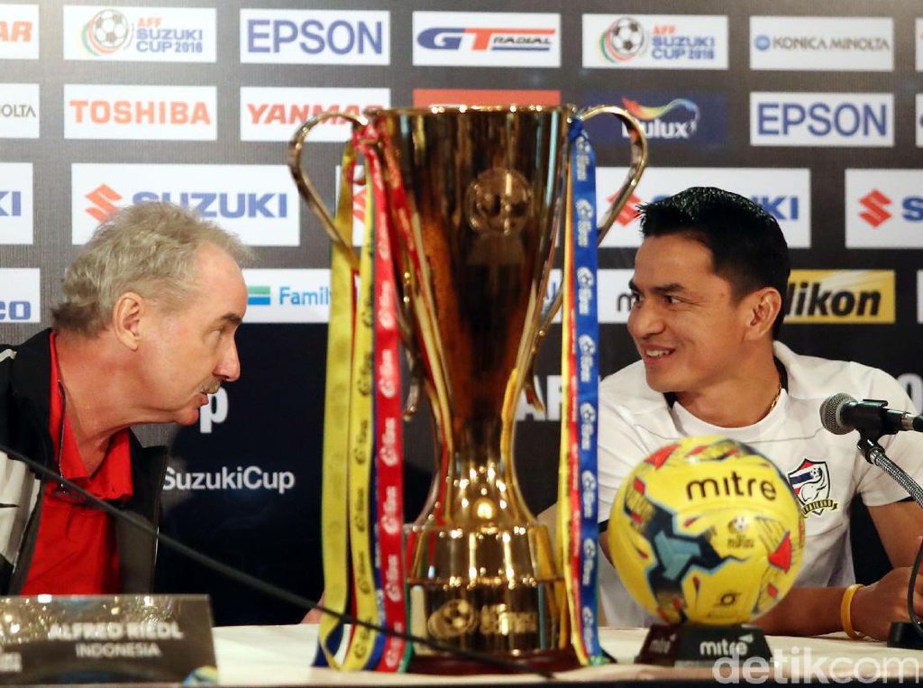 Saling Simpan Strategi Alfred Riedl dan Kiatisuk Senamuang Saling Simpan Strategi Alfred Riedl dan Kiatisuk Senamuang