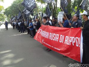 Massa HTI Jabar Demo Kecam Pembantaian Umat Muslim di Aleppo Suriah