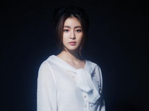 Foto: Pesona Kang Sora, Aktris Korea Kekasih Baru Hyun Bin