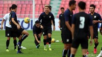 Mereka kalah tipis 1-2, hingga harus memetik kemenangan minimal 1-0 agar bisa juara.