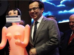 Tertawa Saat Dihadiahi Boneka Seks, Menteri Perekonomian Chile Dihujat