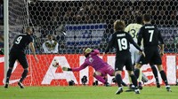 Di International Stadium Yokohama, Kamis (15/12/2016), Madrid membuka kemenangan di menit kedua injury time babak pertama melalui kaki Benzem. Reuters / Kim Kyung.