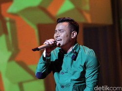 Judika Beri Kacamata Kesayangan di Live Musik Trans Studio Mall Cibubur