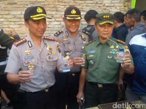 TNI-Polri Gerebek Permukiman di Medan, Ciduk Pelaku Narkoba dan Sita Mesin Judi