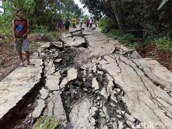 Rusak karena Pergerakan Tanah, Jalan Utama di Trenggalek Ditutup Sementara