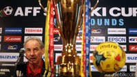 Alfred Riedl memberikan keterangan pers terkait persiapan para pemain timnas Indonesia.