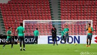 Alfred Riedl memimpin latihan timnas Indonesia.