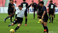 Pelatih Thailand, Kiatisuk Senamuang turun langsung menangani anak asuhnya saat melakoni latihan di Stadion Rajamangala, Bangkok, Thailand, Jumat (16/12/2016) waktu setempat.
