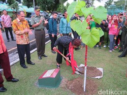 Pegang Sekop, Menteri Susi Tanam Pohon di Markas Raider Ambon