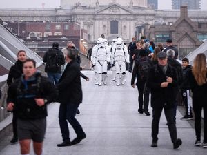 Awas, Stormtroopers Serang London