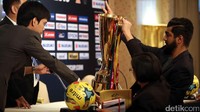 Panitia memajang trofi Piala AFF di lokasi jumpa pers pelatih timnas Indonesia dan Thailand di Hotel The Emerald Bangkok.