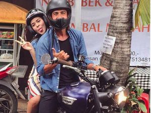 Hamish Daud dan Raisa Ojek-ojekan di Triumph Bonneville