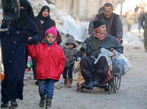 Campur Aduk Perasaan Warga Aleppo yang Dievakuasi dari Kampung Halaman