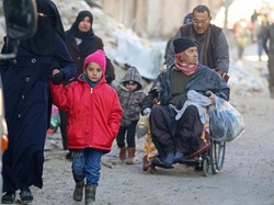 Campur Aduk Perasaan Warga Aleppo yang Dievakuasi dari Kampung Halaman