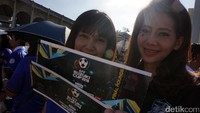 Dua suporter wanita asal Thailand memperlihatkan tiket pertandingan leg II final ajang AFF Suzuki Cup melawan Thailand, Sabtu (17/12/2016).