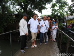 Tinjau Kali Sodetan di Kebon Jeruk, Sandiaga: Pendangkalannya Parah