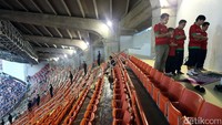 Sejumlah suporter muslim Indonesia melaksanakan ibadah sholat Mahgrib didalam stadion sebelum pertandingan final dimulai antara Indonesia melawan tuanrumah Thailand.