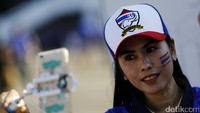 Para supporter Thailand juga banyak yang berasal dari kalangan wanita cantik dan seksi untuk turut menyaksikan laga kedua Final Piala AFF Suzuki Cup 2016 di Stadion Rajamangala, Bangkok, Thailand, Sabtu (17/12/2016).