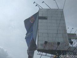 Ada Baliho Hampir Lepas di Warung Buncit, Pengendara Diimbau Hati-hati