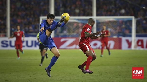 Pesepak bola Indonesia berebut bola dengan pesepak bola Thailand pada final putaran kedua AFF Suzuki Cup 2016 di Rajamangala National Stadium, Bangkok, Thailand, Sabtu, 17 Desember 2016. CNN Indonesia/Adhi Wicaksono.