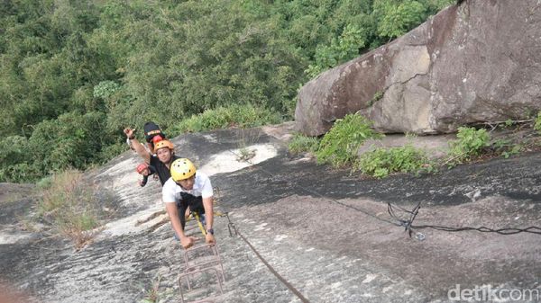 Kamu Bernyali? Coba Taklukan Via Ferrata Gunung Parang di Purwakarta