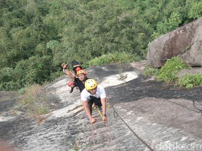 Kamu Bernyali? Coba Taklukan Via Ferrata Gunung Parang di Purwakarta
